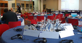 Sistema conference system cablato, allestito su tavoli rotondi con traduzione simultanea